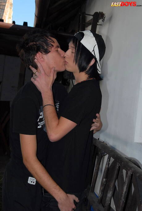 年輕的艾登在戶外口交後做愛