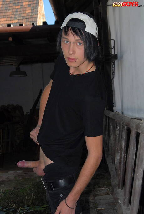 年輕的艾登在戶外口交後做愛