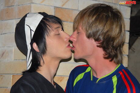 性感小鮮肉艾登在戶外口交場景