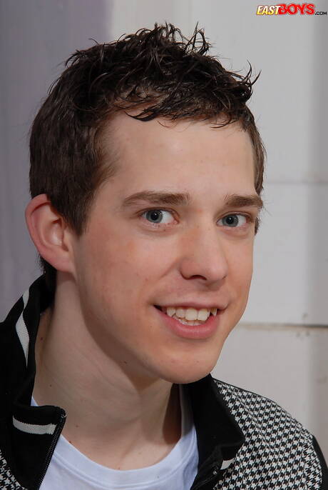 Le jeune Carter baise le cul après une pipe