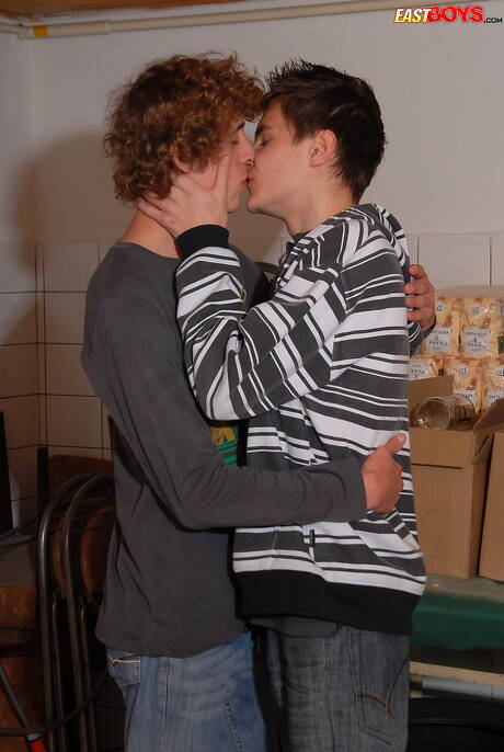 年輕男孩 Bill Williams 和年輕 Dominick Ramon 互相吸吮和操弄