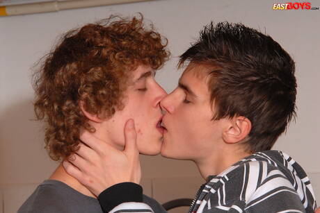 年輕男孩 Bill Williams 和年輕 Dominick Ramon 互相吸吮和操弄