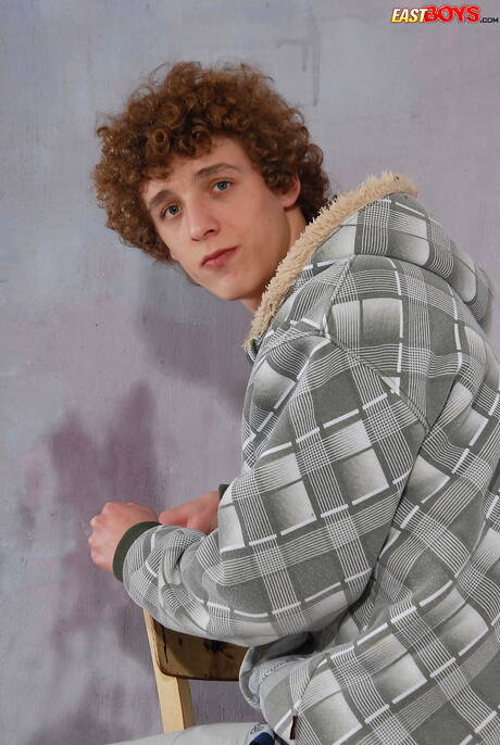 帥哥Dominick Ramon裸體擺造型，秀出緊實的臀部