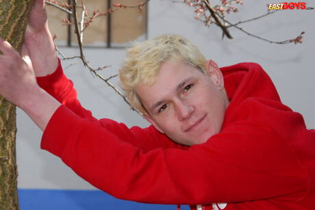 Gorący młodzieniec James Moore rozbiera się na zewnątrz