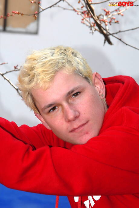 Gorący młodzieniec James Moore rozbiera się na zewnątrz