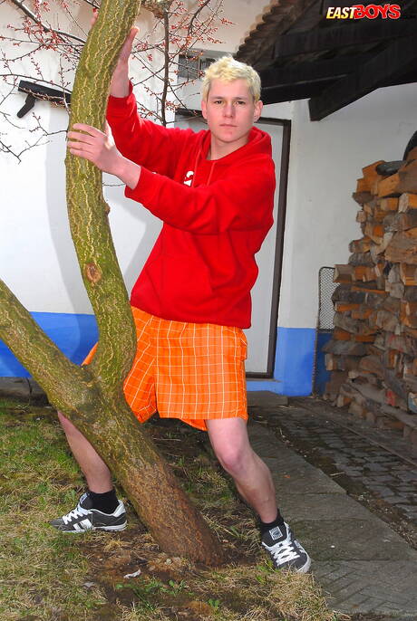 Gorący młodzieniec James Moore rozbiera się na zewnątrz