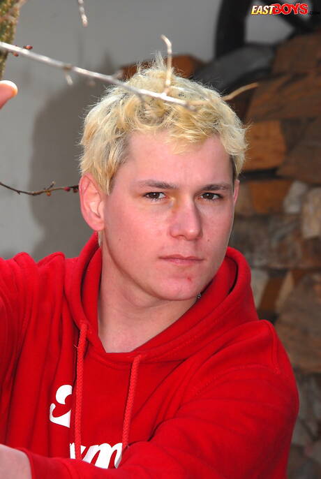 Gorący młodzieniec James Moore rozbiera się na zewnątrz