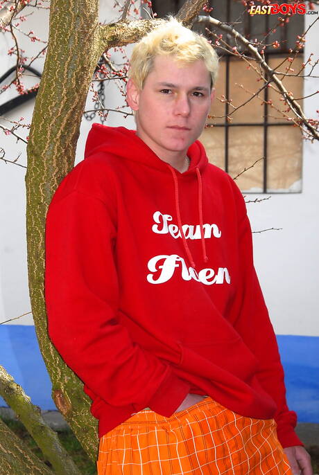 Gorący młodzieniec James Moore rozbiera się na zewnątrz