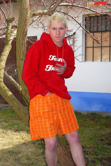 Le minet torride James Moore se déshabille en extérieur