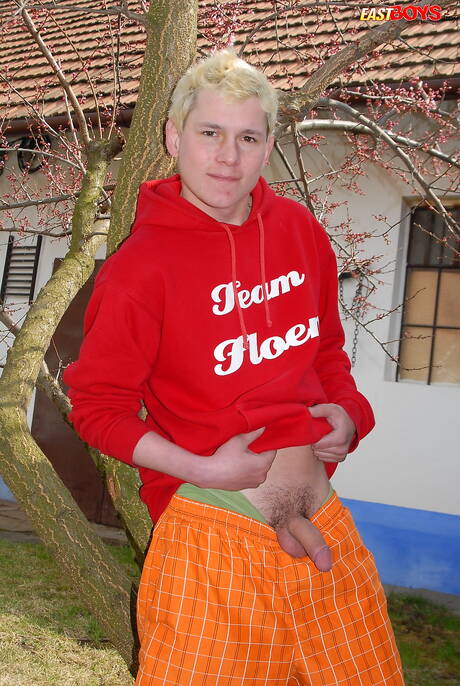 Gorący młodzieniec James Moore rozbiera się na zewnątrz