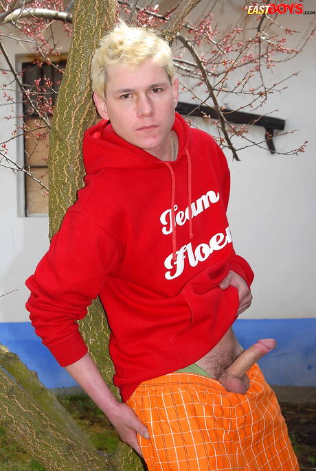 Gorący młodzieniec James Moore rozbiera się na zewnątrz