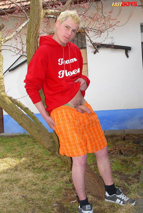 Gorący młodzieniec James Moore rozbiera się na zewnątrz