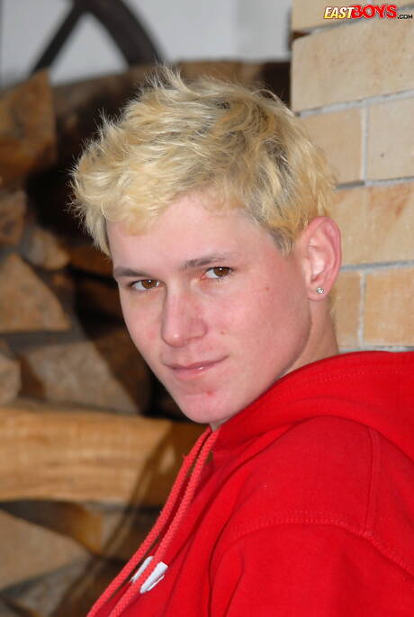 Gorący młodzieniec James Moore rozbiera się na zewnątrz