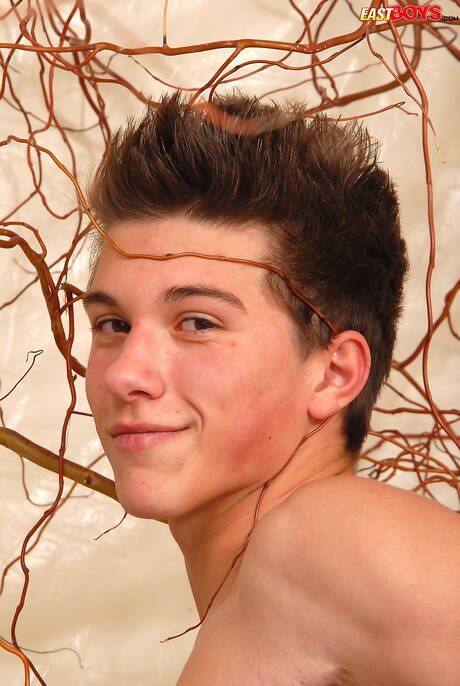 トゥインクのアダム・ジョンソンがヌードでポーズをとり、セクシーなお尻を披露