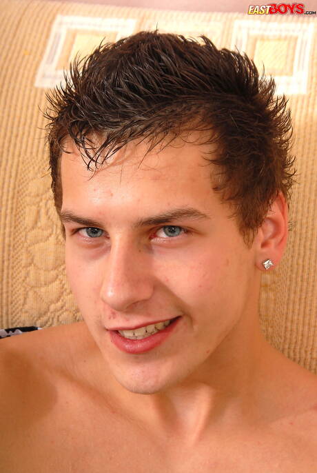 Le minet chaud Michael Hartley pose nu et montre de belles fesses