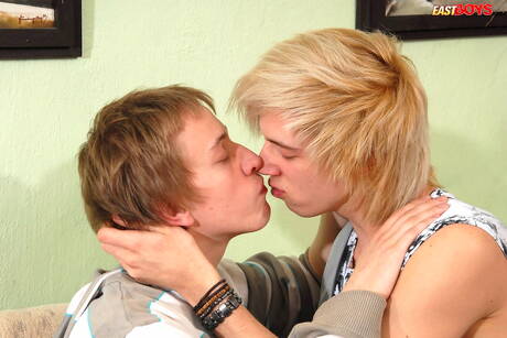 Der junge Norman wird nach dem Saugen in den Arsch gefickt