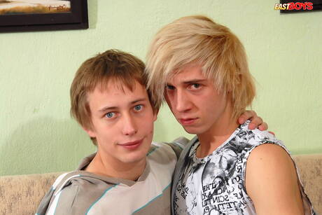 Der junge Norman wird nach dem Saugen in den Arsch gefickt