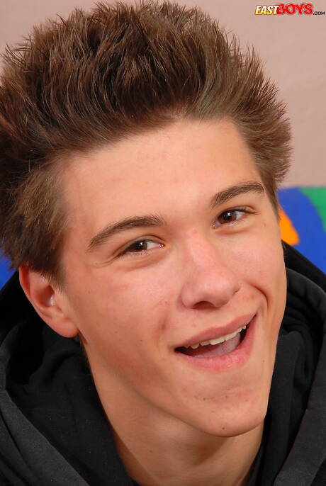 少年アダム・ジョンソンが服を脱いでセクシーなお尻を見せる