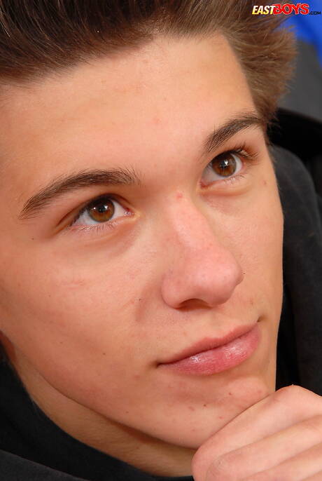 少年アダム・ジョンソンが服を脱いでセクシーなお尻を見せる