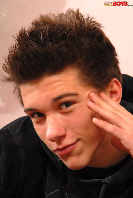 少年アダム・ジョンソンが服を脱いでセクシーなお尻を見せる