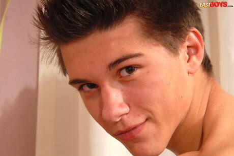 少年アダム・ジョンソンが服を脱いでセクシーなお尻を見せる