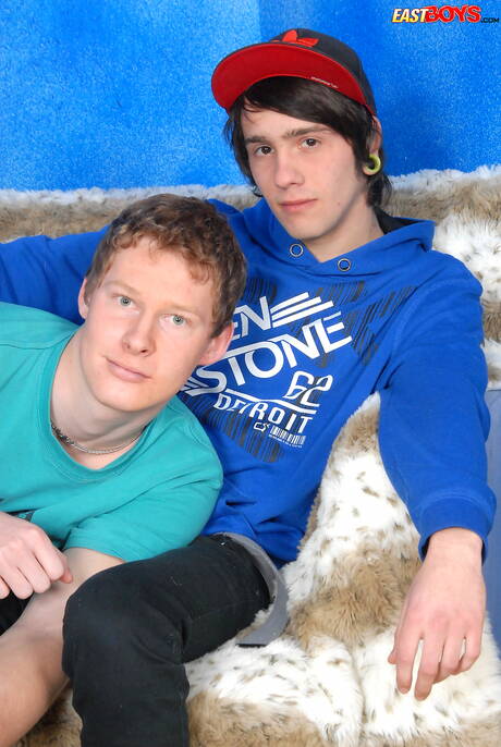 Le beau garçon Eric Fowler et le jeune garçon Spencer dans une scène homosexuelle torride