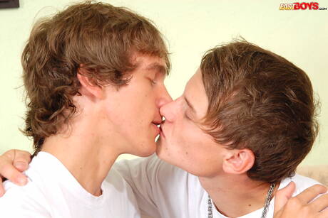 捷克小伙子 Johan Koco 和帥哥 Olin 吸完雞雞後開始做愛