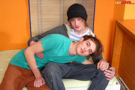 Ładny chłopak Phillip Potter ssie kutasa