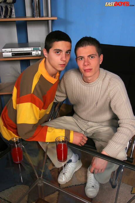 Der schöne Tscheche Carl Draper lutscht und vögelt den Jungen