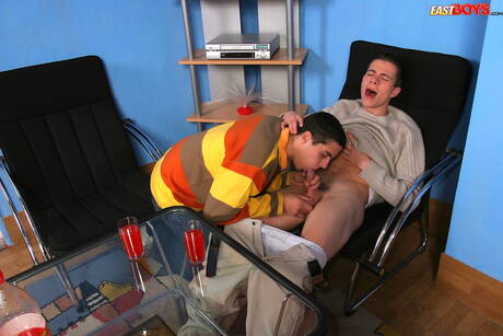 Der schöne Tscheche Carl Draper lutscht und vögelt den Jungen