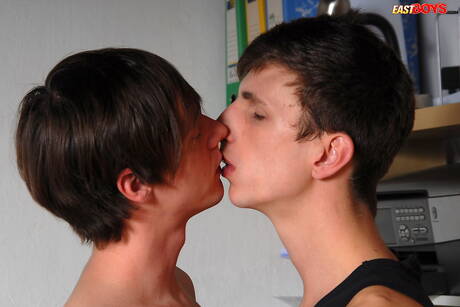 Der heiße Twink Freddie lutscht den Schwanz