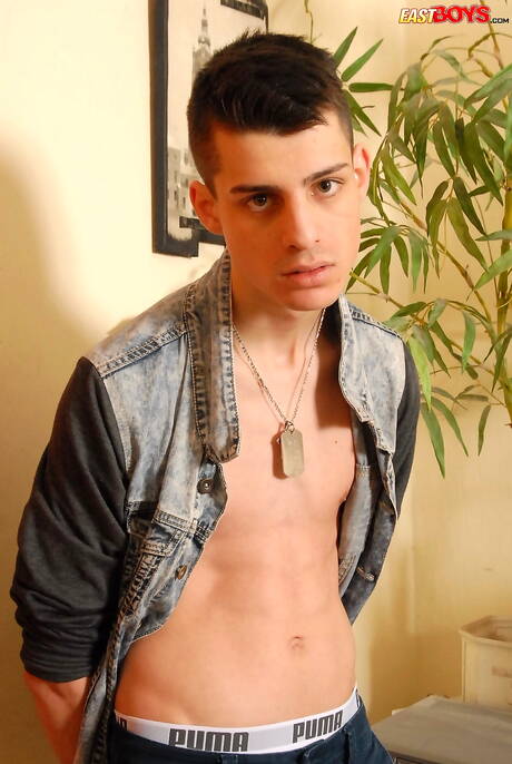 帥哥大衛弗里曼裸體擺造型，秀出緊實的臀部