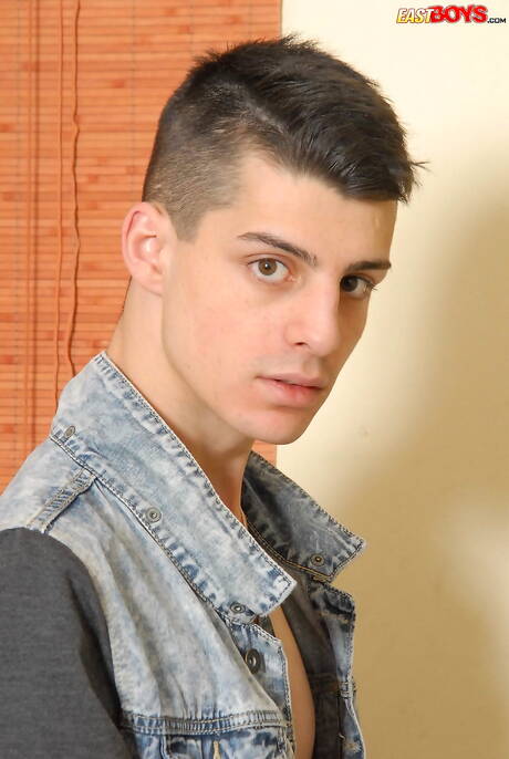 帥哥大衛弗里曼裸體擺造型，秀出緊實的臀部