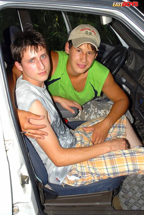 O jovem Michael Tyler adora chupar pau ao ar livre