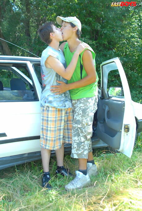 Al joven Michael Tyler le encanta chupar pollas al aire libre