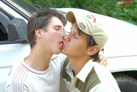 Al joven Michael Tyler le encanta chupar pollas al aire libre