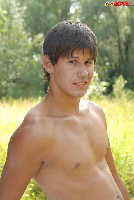 Al joven Michael Tyler le encanta chupar pollas al aire libre