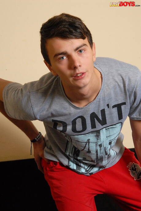 帥哥大衛約翰遜脫衣服，露出性感的屁股