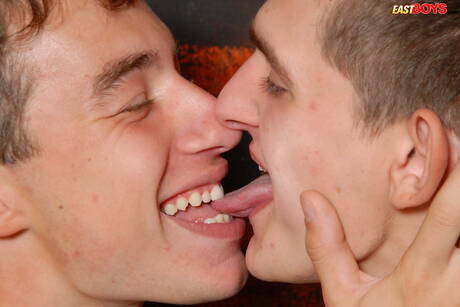 Le minet chaud Bruce Canton et le beau garçon Mark Conley dans une scène de fellation