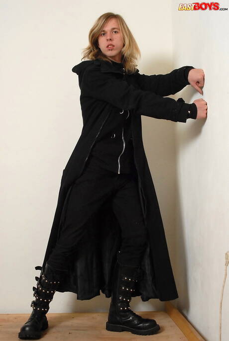 帥哥傑森提姆斯裸體擺造型，展現性感臀部