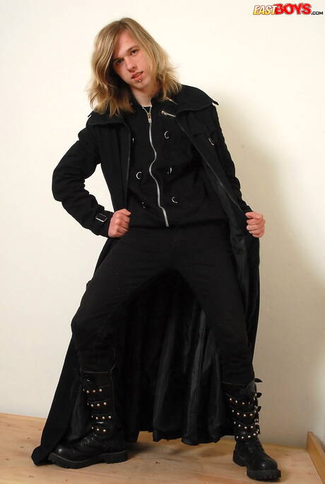 帥哥傑森提姆斯裸體擺造型，展現性感臀部