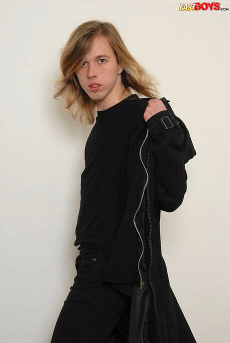 帥哥傑森提姆斯裸體擺造型，展現性感臀部