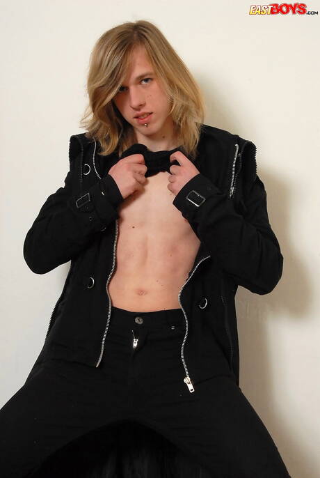 帥哥傑森提姆斯裸體擺造型，展現性感臀部