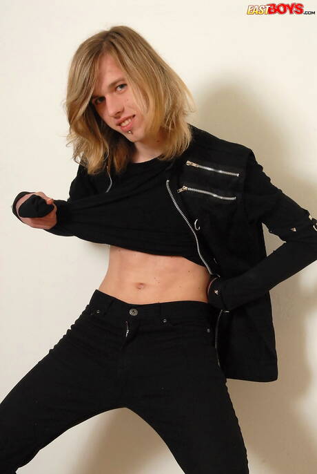 帥哥傑森提姆斯裸體擺造型，展現性感臀部