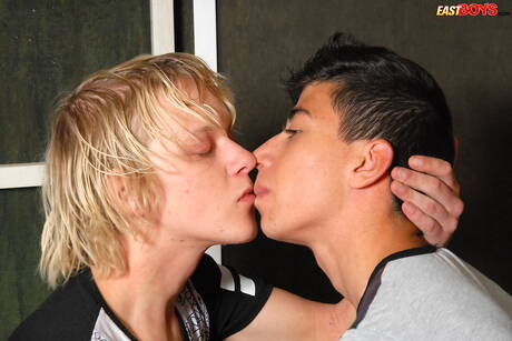 Le jeune garçon Dean Eakins et le beau garçon Rory Foster dans une scène de fellation