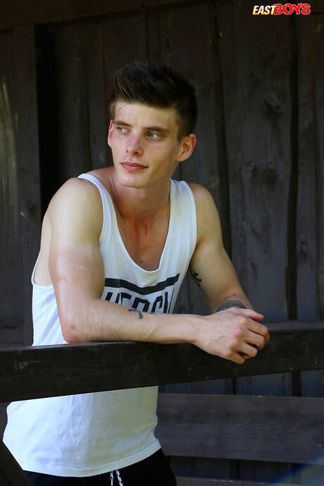 De jonge Alexander Dorch kleedt zich uit en laat zijn strakke kont zien in de buitenlucht