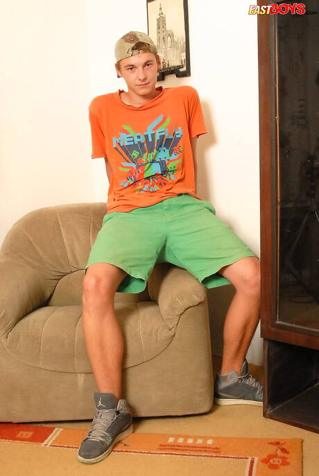 年輕男孩 Jeffrey Horn 脫光衣服露出屁股