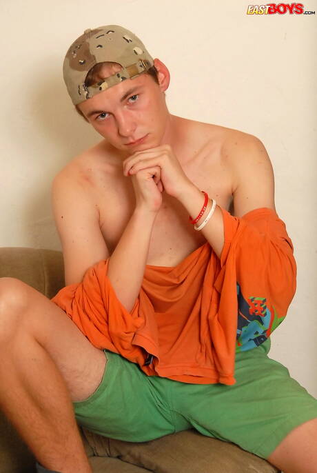 年輕男孩 Jeffrey Horn 脫光衣服露出屁股