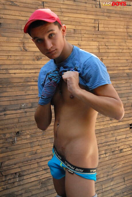 Der hübsche Kevin Moody zeigt einen perfekten Körper