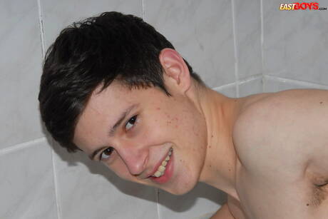 Der junge Typ Antonio Palmer lutscht im Badezimmer einen Schwanz